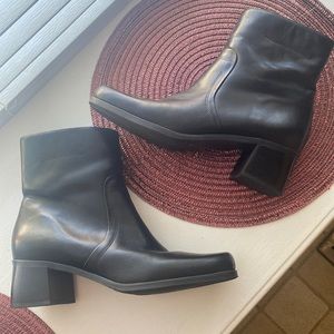 NATURALIZER Black Low Booties
